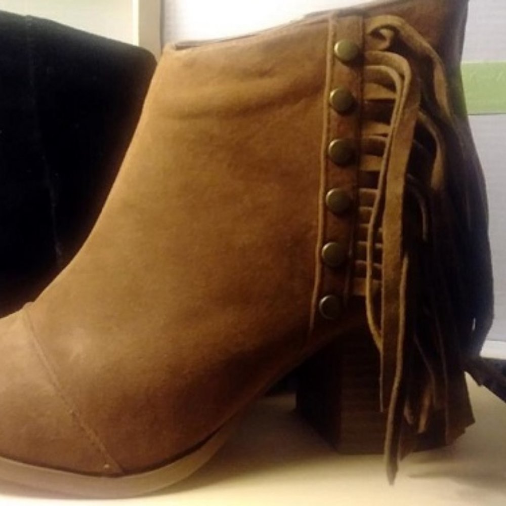 CHELSEY Fringed Bootie from YOKI.  NIB 2.5" Heel size 7.5